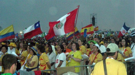 jmj-cuatro-vientos-bandera-peruana-yolanda-vaccaro